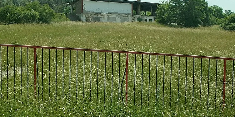 老照片风格的高原球场与看台实拍(个人层面的标志)